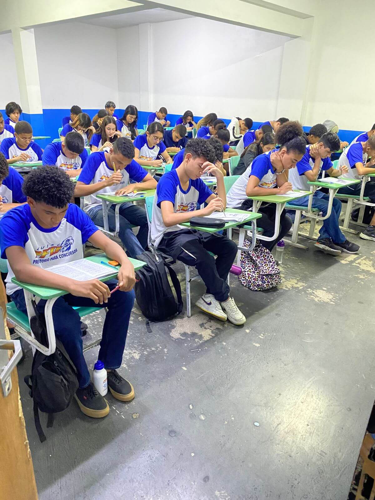 sala de aula com alunos