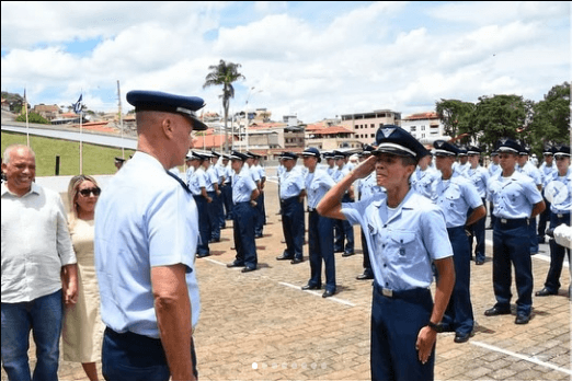 Miguel melo primeiro colocado do brasil na EPCAR recebendo o reconhecimento do comandante